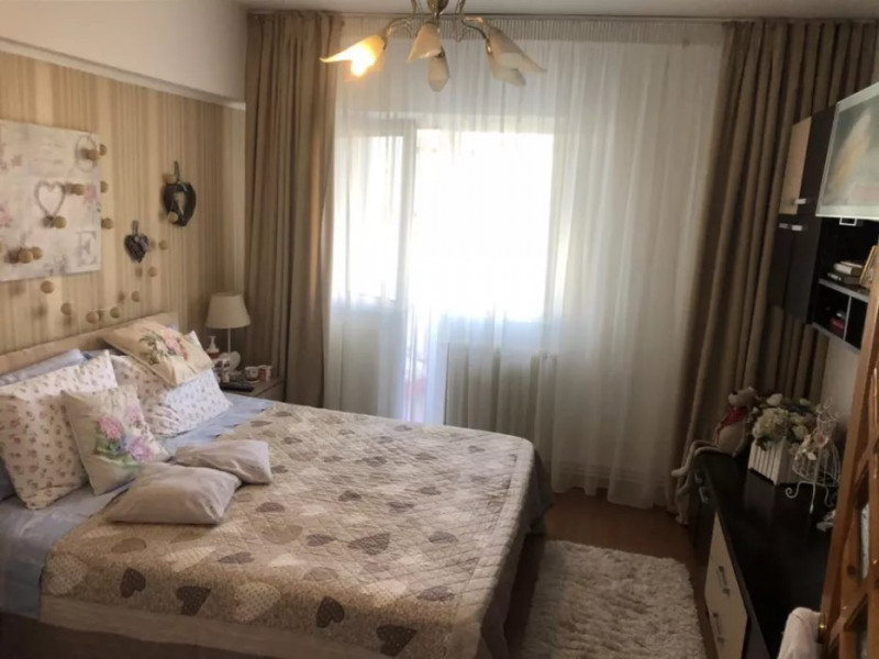 Apartament 4 camere , 2 bai , 2 balcoane ,etaj intermediar