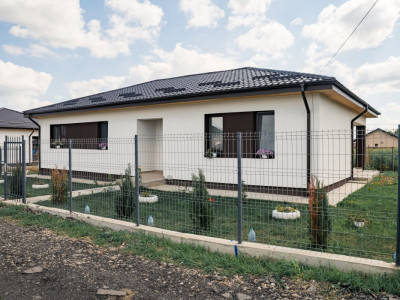 Casa individuala cu 4 camere 500mp curte Miroslava - Vorovesti