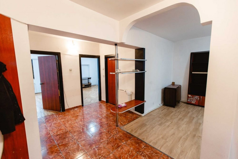 Nicolina prima stație - Apartament 3 camere decomandat, etaj 1, liber