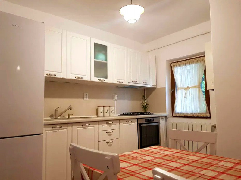 Apartament 4 camere - Targu Cucu - centru - etaj 1