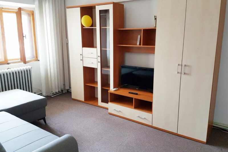 Petru Poni-Apartament 2 camere decomandat etaj intermediar