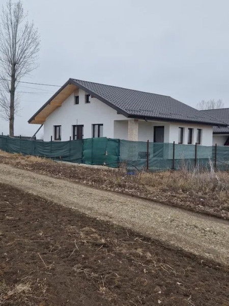 84500e Casa, parter, 3 cam, 83,5 mp utili, 350 mp teren-Vorovesti