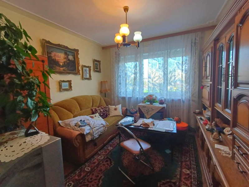 Apartament cu 3 camere decomandat situat la etajul 2 - Podu Roș - rond