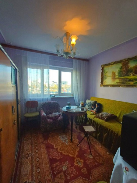 Apartament cu 3 camere decomandat situat la etajul 2 - Podu Roș - rond