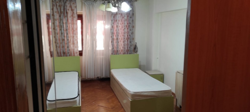 Apartament 3 camere, decomandat zona Pacurari- Petru Poni, Iasi