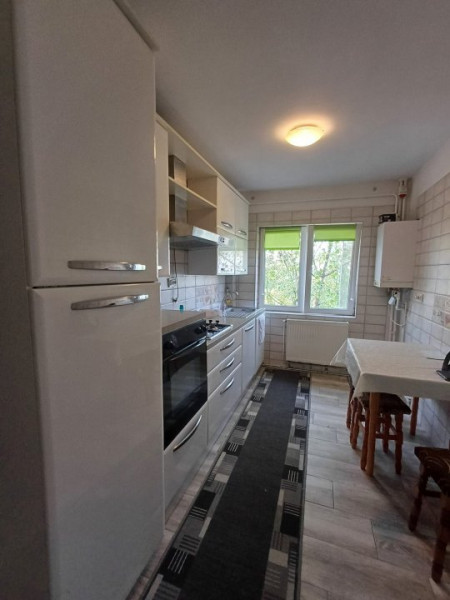 Apartament 2 camere de închiriat - etajul 3 - Podu Roș, Liceul Racoviță