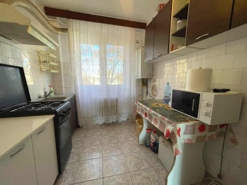 Apartament 3 camere decomandat - Podu Roș 