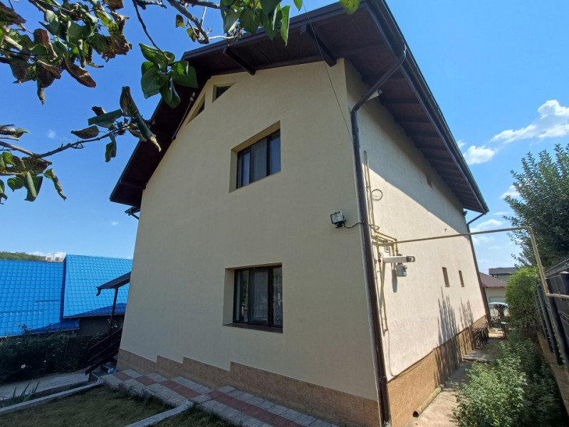 Casa cu 6 camere, 2 bucatarii, 520mp teren. Rediu- Gradinita Kiki