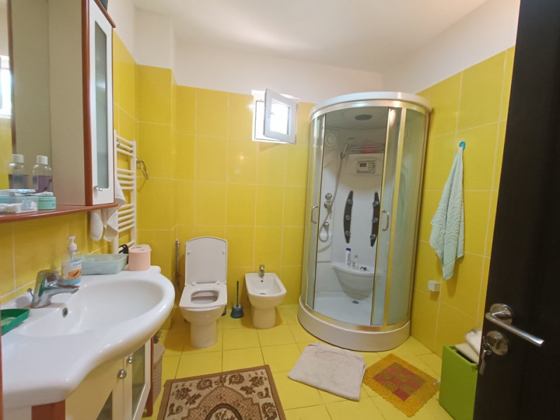 Casa cu 6 camere, 2 bucatarii, 520mp teren. Rediu- Gradinita Kiki