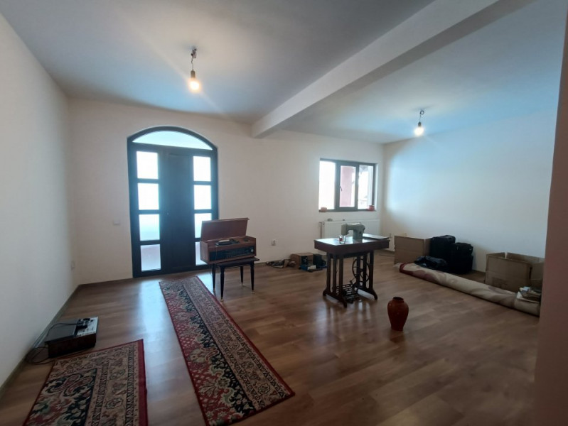 Casa cu 6 camere, 2 bucatarii, 520mp teren. Rediu- Gradinita Kiki