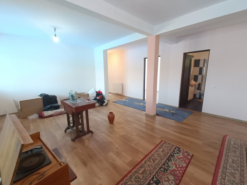 Casa cu 6 camere, 2 bucatarii, 520mp teren. Rediu- Gradinita Kiki