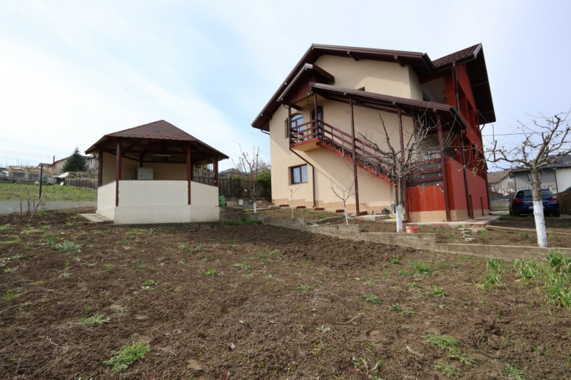 Casă de vânzare în Rediu – Spațiu Generos pentru Două Familii
