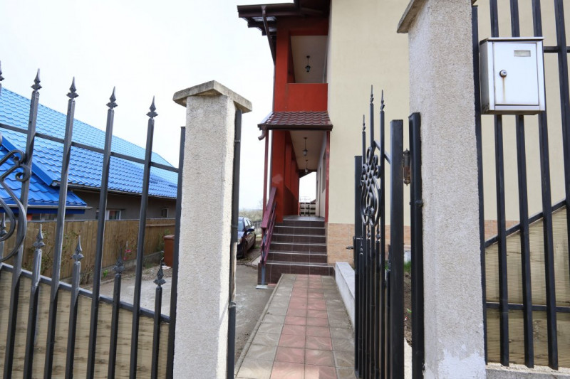 Casă de vânzare în Rediu – Spațiu Generos pentru Două Familii