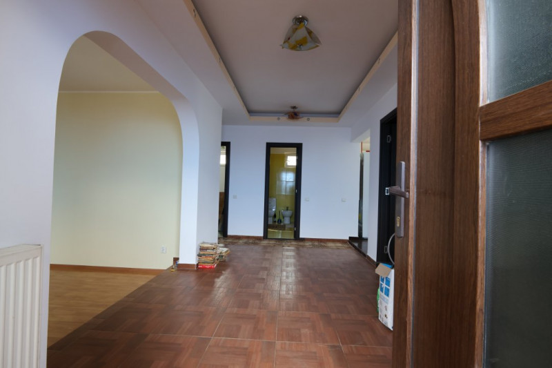 Casă de vânzare în Rediu – Spațiu Generos pentru Două Familii