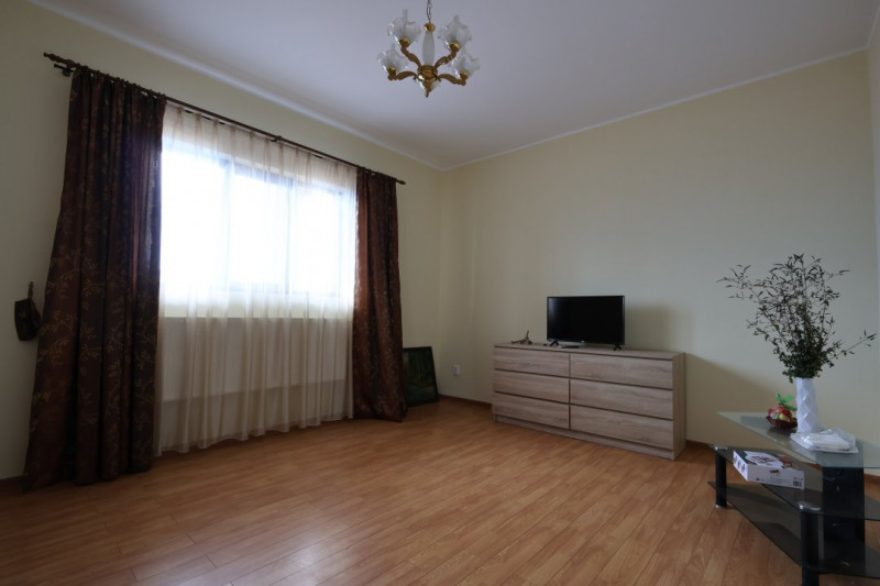 Casă de vânzare în Rediu – Spațiu Generos pentru Două Familii