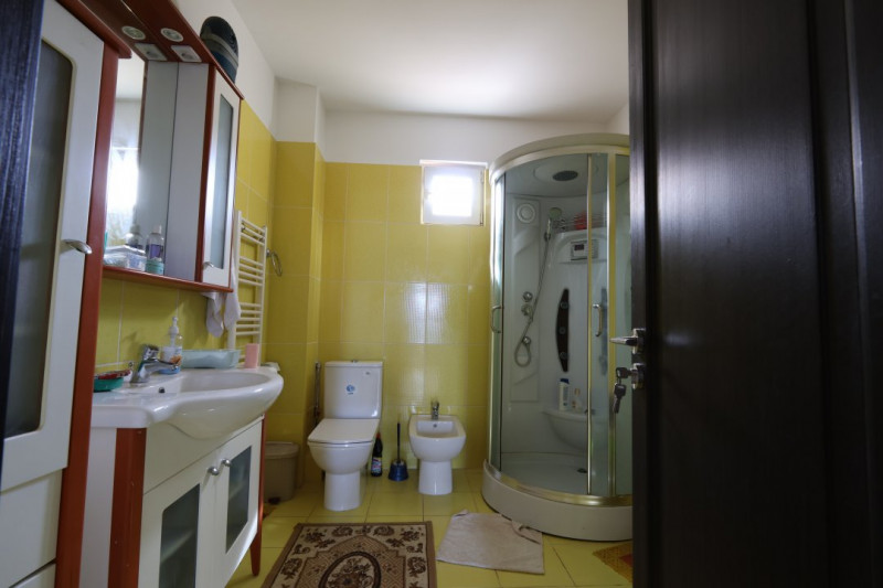 Casă de vânzare în Rediu – Spațiu Generos pentru Două Familii