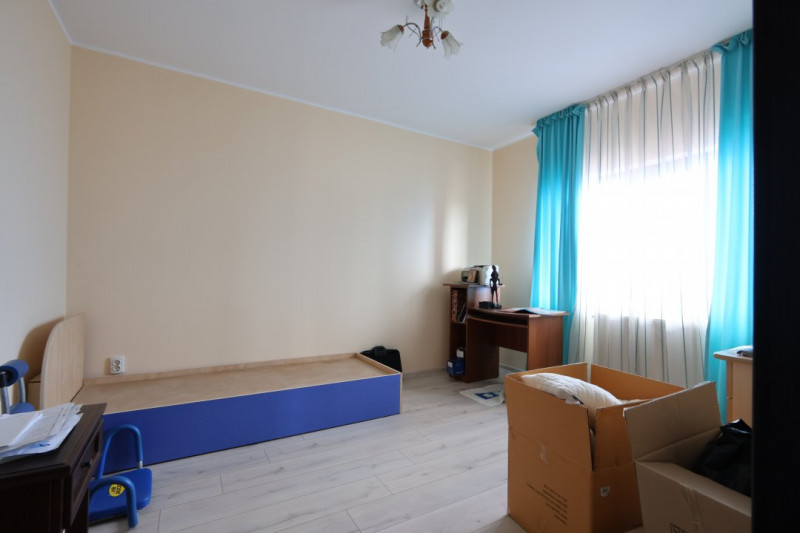 Casă de vânzare în Rediu – Spațiu Generos pentru Două Familii