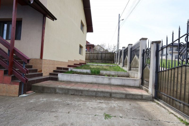 Casă de vânzare în Rediu – Spațiu Generos pentru Două Familii