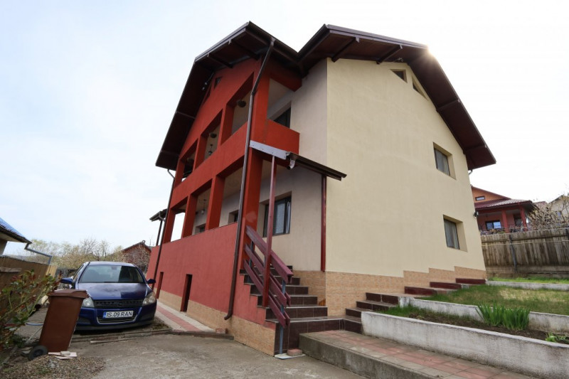 Casă de vânzare în Rediu – Spațiu Generos pentru Două Familii