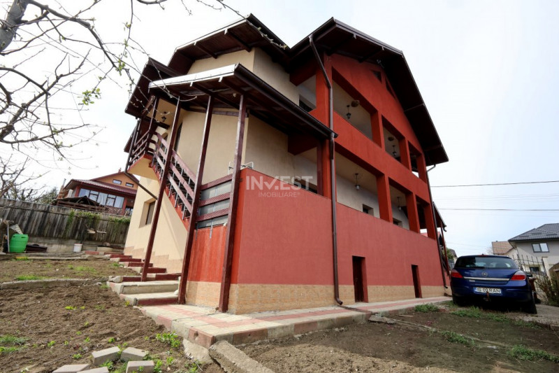 Casă de vânzare în Rediu – Spațiu Generos pentru Două Familii