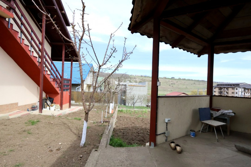 Casă de vânzare în Rediu – Spațiu Generos pentru Două Familii