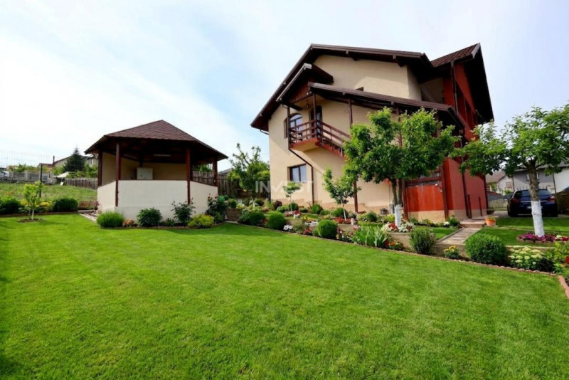 Casă individuală ideală pentru două familii sau locuință cu spațiu de lucru