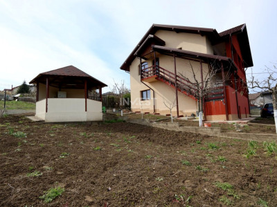Casă de vânzare în Rediu – Spațiu Generos pentru Două Familii