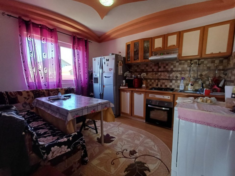 Casa cu 4 camere si 3500 mp teren , zona Voinesti