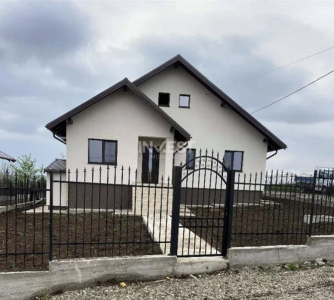 Casa 4 camere , 450 mp teren, beci, canalizare, Miroslava