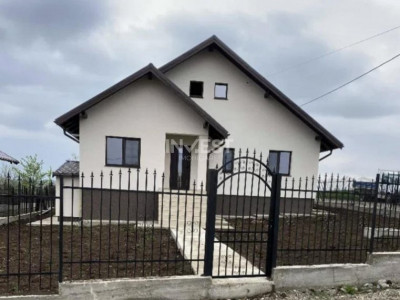 Casa 4 camere , 450 mp teren, beci, canalizare, Miroslava
