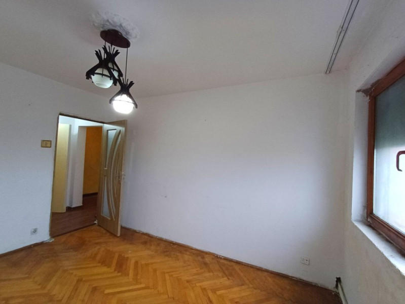 APARTAMENT 3 CAMERE DECOMANDAT, 70MP - PODU ROȘ, PIAȚA NICOLINA 