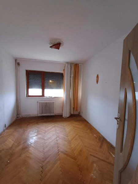 APARTAMENT 3 CAMERE DECOMANDAT, 70MP - PODU ROȘ, PIAȚA NICOLINA 