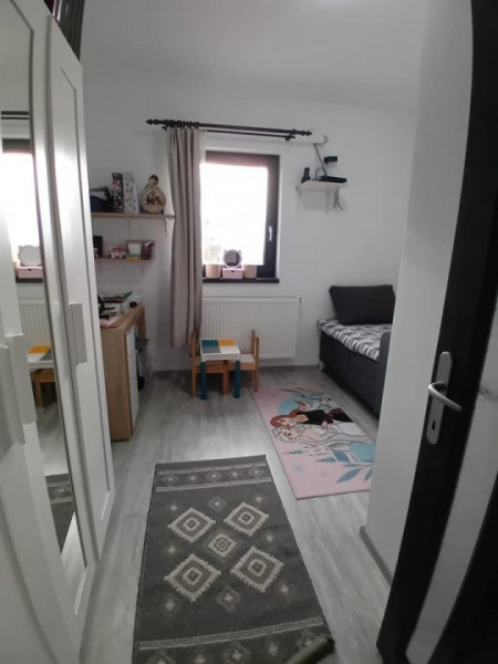 Casa tip TRIPLEX , zona 5 drumuri , 4 camere 