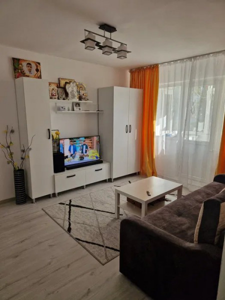 Zimbru - Apartament 3 camere, etaj 2/4 - 100.000 euro 