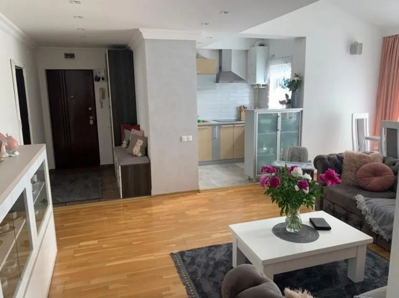 Alexandru cel Bun -Ap  pe 2 nivele, 5 camere, renovat, mobilat 