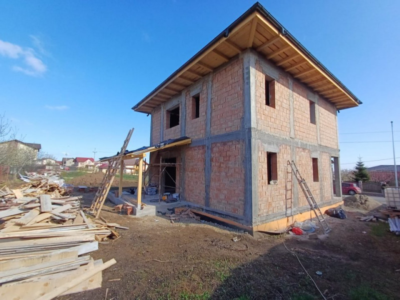 CASA CU 4 CAMERE SI 476 MP TEREN , CAPAT CUG 