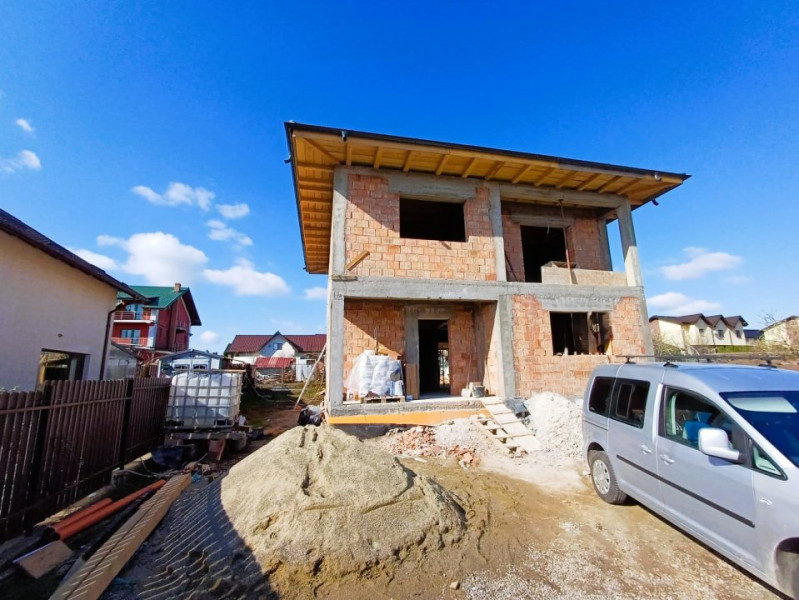 CASA CU 4 CAMERE SI 476 MP TEREN , CAPAT CUG 