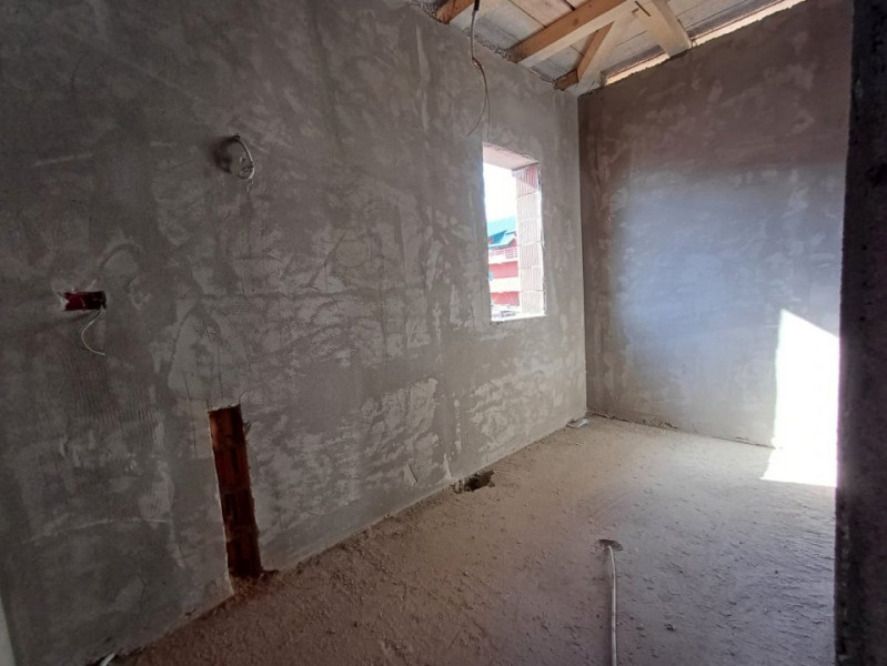 CASA CU 4 CAMERE SI 476 MP TEREN , CAPAT CUG 