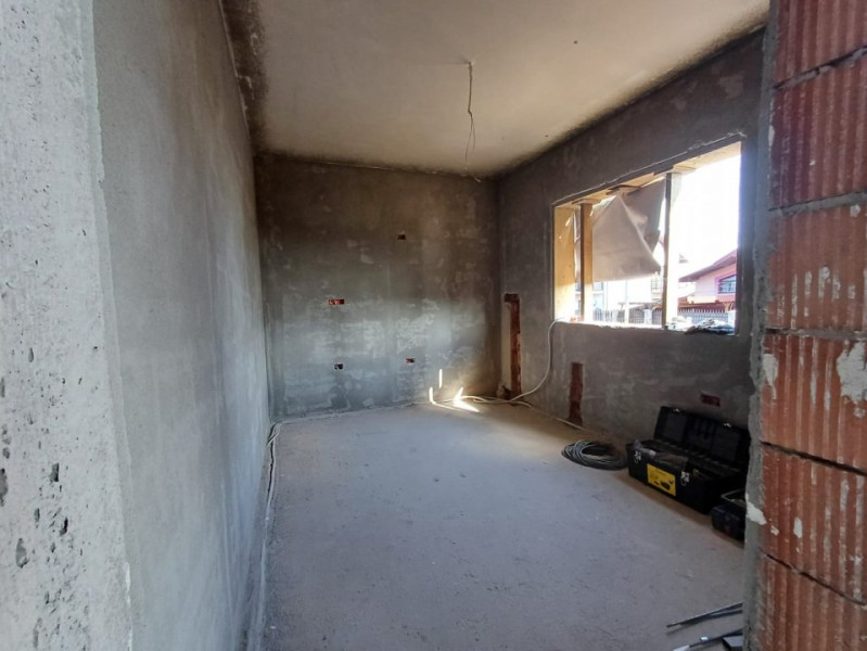 CASA CU 4 CAMERE SI 476 MP TEREN , CAPAT CUG 