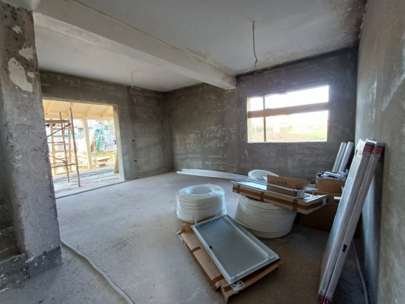 CASA CU 4 CAMERE SI 476 MP TEREN , CAPAT CUG 