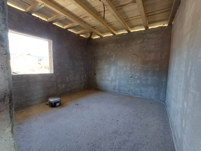 CASA CU 4 CAMERE SI 476 MP TEREN , CAPAT CUG 