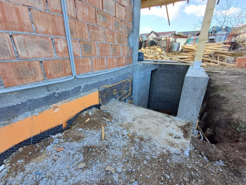 CASA CU 4 CAMERE SI 476 MP TEREN , CAPAT CUG 