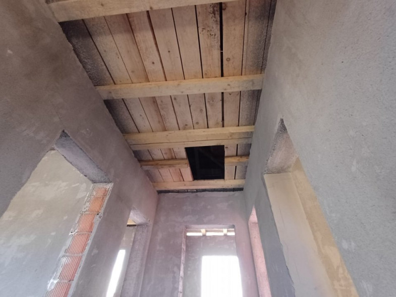 CASA CU 4 CAMERE SI 476 MP TEREN , CAPAT CUG 
