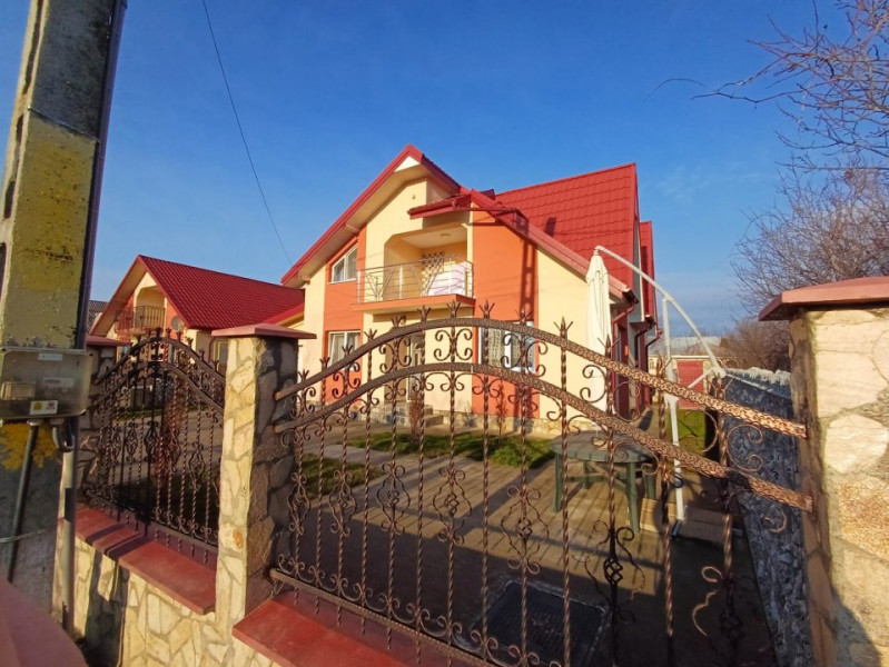 CASA CU 4 CAMERE IN VOINESTI , 1000 MP DE TEREN 