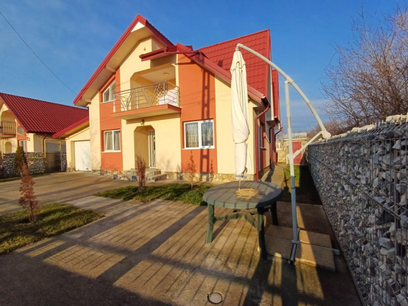 CASA CU 4 CAMERE IN VOINESTI , 1000 MP DE TEREN 