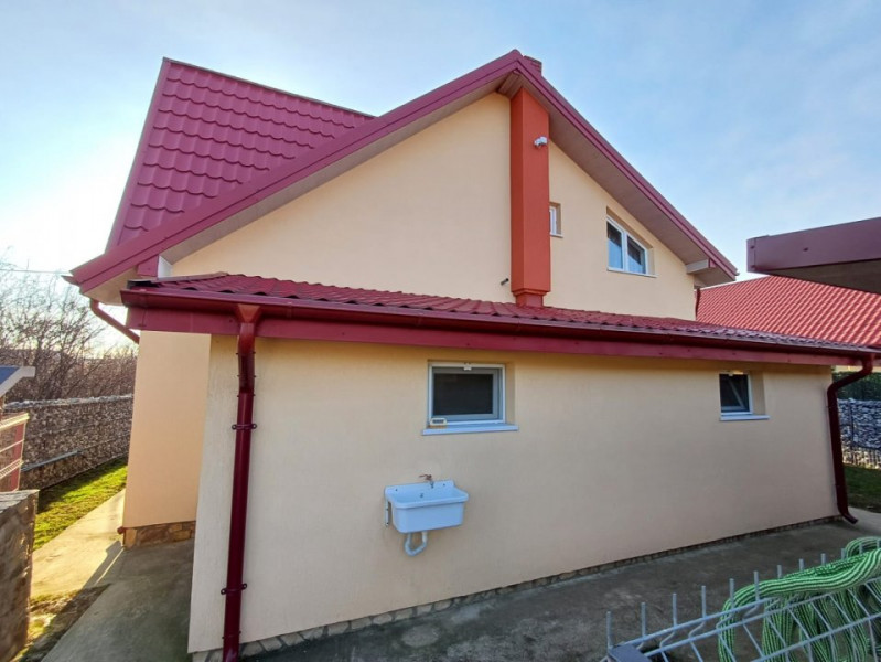 CASA CU 4 CAMERE IN VOINESTI , 1000 MP DE TEREN 