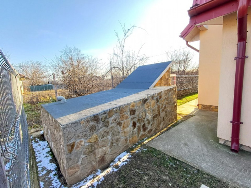 CASA CU 4 CAMERE IN VOINESTI , 1000 MP DE TEREN 
