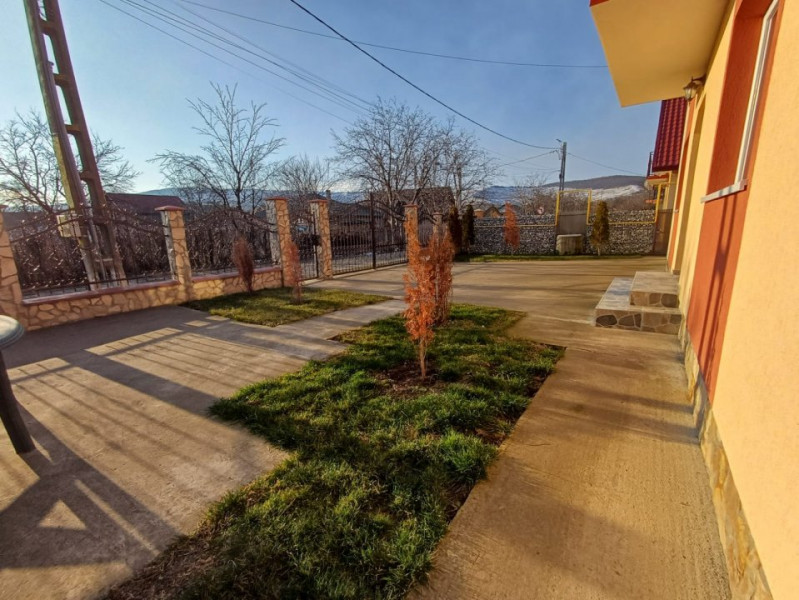 CASA CU 4 CAMERE IN VOINESTI , 1000 MP DE TEREN 