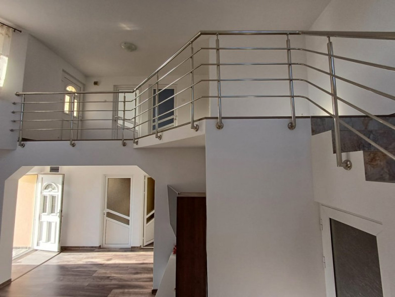 CASA CU 4 CAMERE IN VOINESTI , 1000 MP DE TEREN 