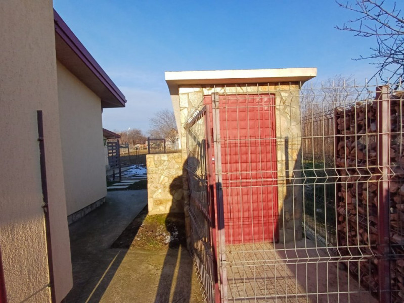 CASA CU 4 CAMERE IN VOINESTI , 1000 MP DE TEREN 